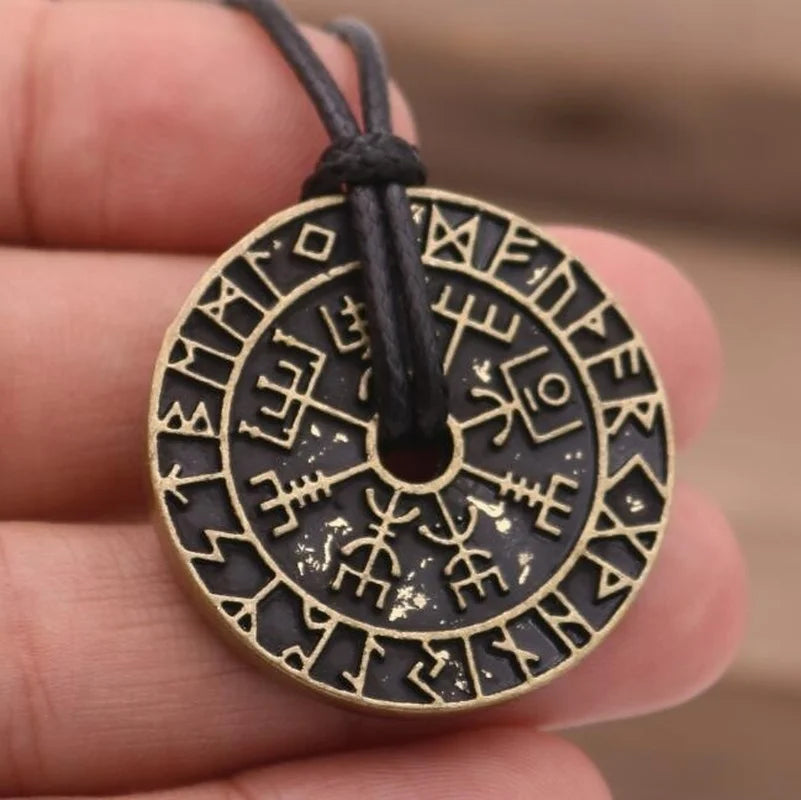 Mens Vintage Viking Rune Compass Pendant Necklace High Quality Metal Pagan Amulet for Men Accessories Necklace